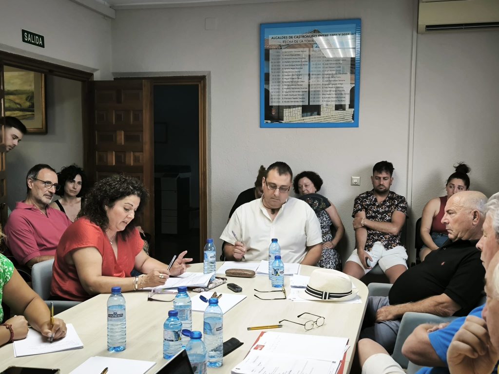 Julio Pereda visita Castronuño para asistir al pleno que ha acordado la declaración de rechazo a la macrogravera en el término&nbsp;municipal